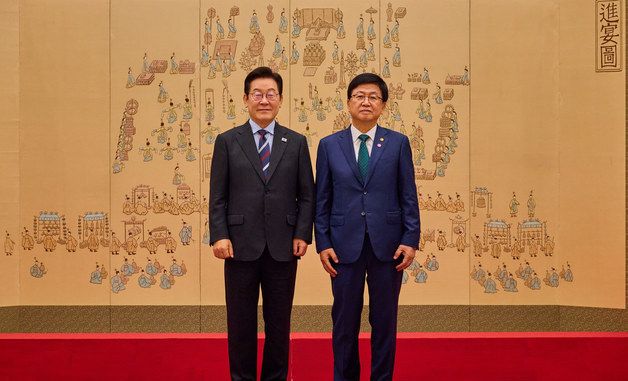 이재명 대통령, 최교진 교육부 장관에게 임명장 수여