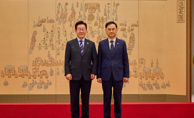 이재명 대통령, 차정인 국가교육위원장에게 임명장에게 임명장 수여