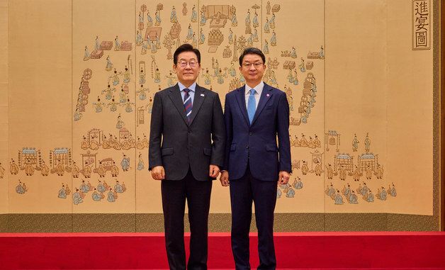 이재명 대통령, 이억원 금융위원장에게 임명장 수여