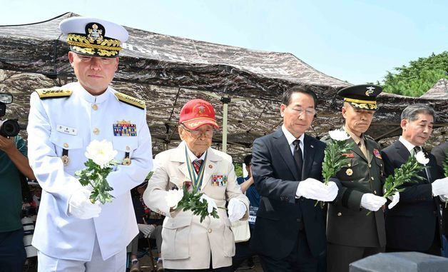인천상륙작전 75주년…맥아더 장군 동상 헌화