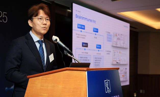 '노화역전 트렌드와 퇴행성 뇌질환 치료' 주제로 발표하는 권민수 대표