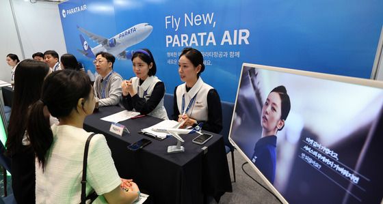 채용상담 받는 청년구직자들