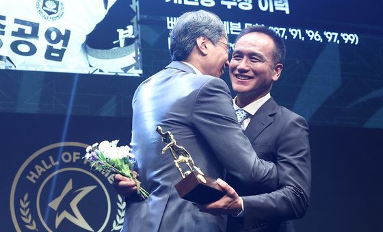 최순호 단장 축하 받는 김주성