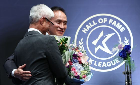 박경훈 단장에게 축하 받는 김주성