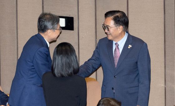 조현 장관과 인사 나누는 우원식 의장