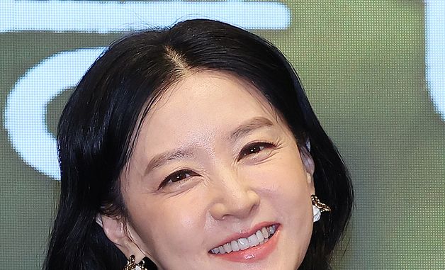 미소 짓는 이영애