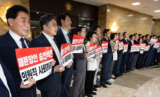 본회의장 앞 송언석 원내대표 사퇴 촉구하는 민주당 초선 의원들