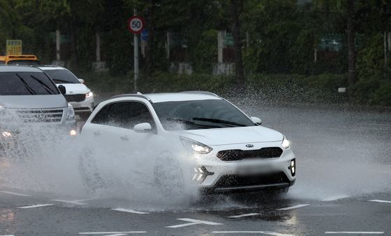 물보라 일으키며 주행하는 차량