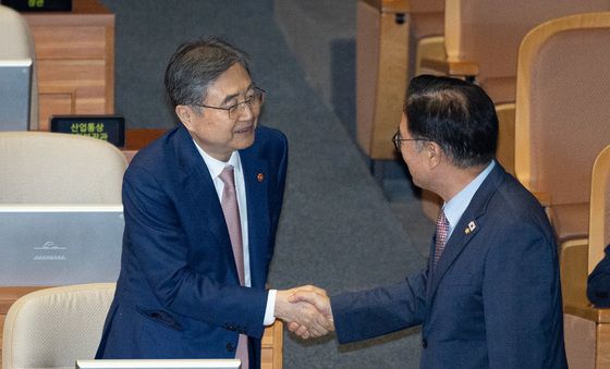 조현 외교부 장관과 인사하는 우원식 의장