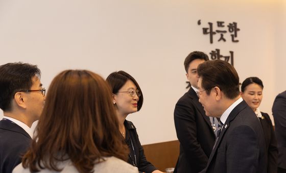 세종 공무원들과 인사하는 이재명 대통령