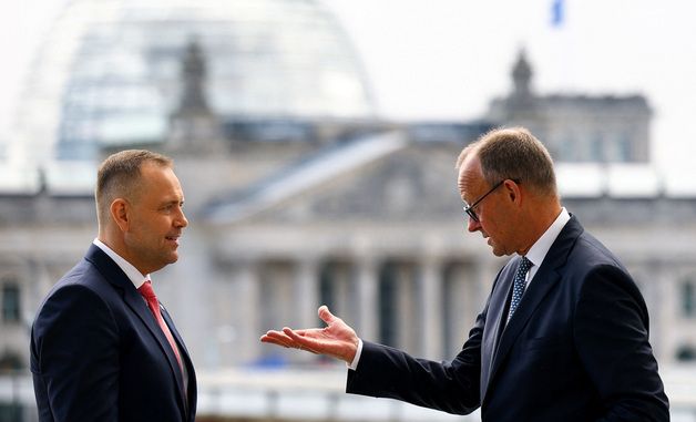 [포토] 폴란드 대통령과 대화하는 메르츠 독일 총리