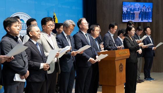 미국 근로자 구금 사태 관련 기자회견하는 '더민초' 의원들