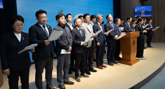 기자회견하는 '더민초' 의원들