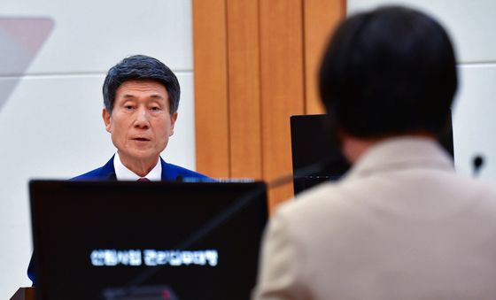 시정 질문 답변에 나선 이강덕 시장