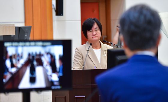 이강덕 시장 답변듣는 김은주 포항시의원