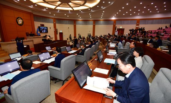 시의회 답변 준비하는 공무원들