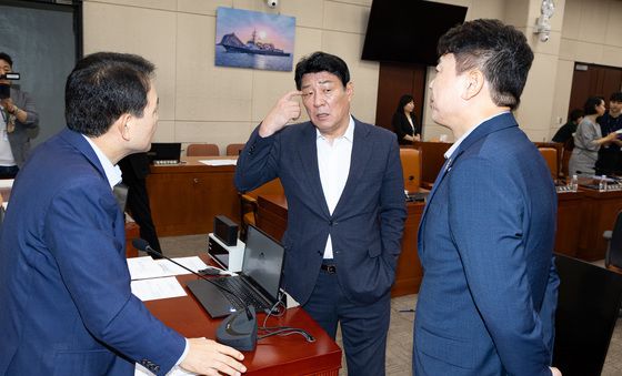 성일종 국방위원장과 대화 나누는 여야 간사