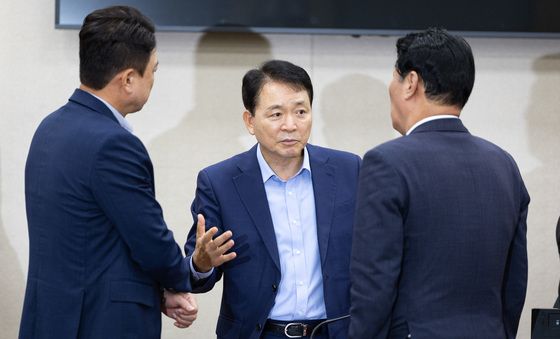 군 사고 관련 여야 간사와 논의하는 성일종 국방위원장