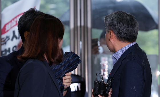 해병전우회원들 바라보는 이종섭 전 장관