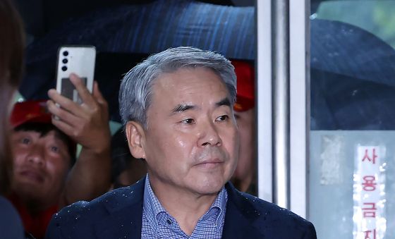 해병전우회 뒤로한 채 특검 출석하는 이종섭 전 장관