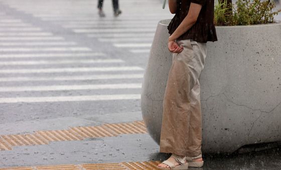 '거센 가을비, 우산도 소용없네'