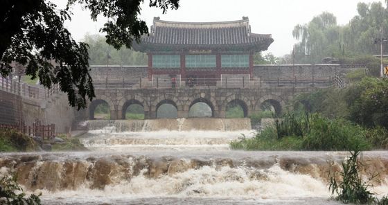 모든 수문에서 물 쏟아져 나오는 화홍문