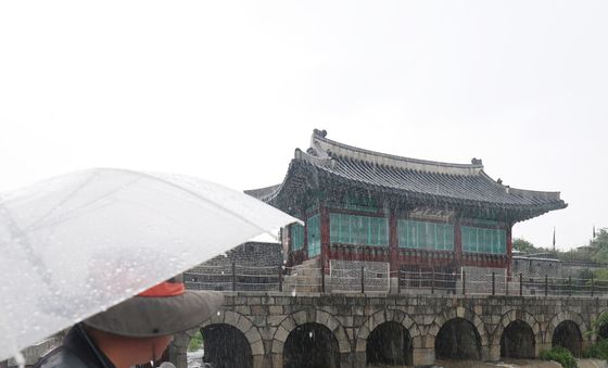 집중호우에 모든 수문 열린 화홍문