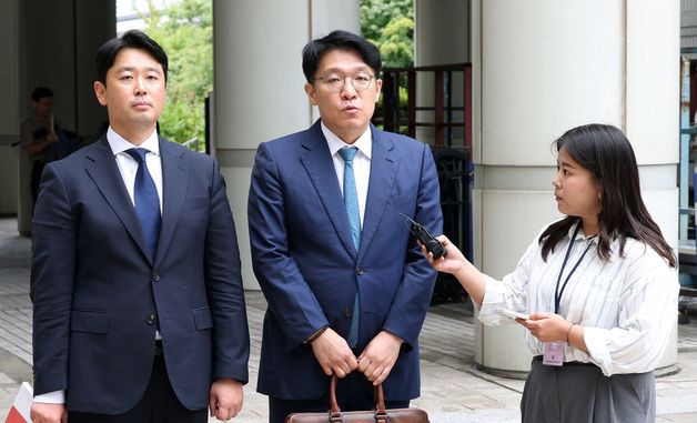 질문에 답하는 김상민 전 부장검사