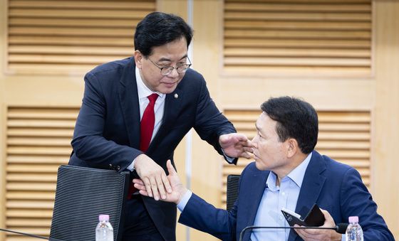 성일종 국방위원장과 인사하는 송언석