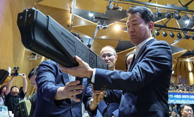 대드론 장비 살펴보는 오세훈 서울시장