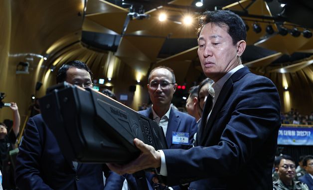 대드론 장비 살펴보는 오세훈 서울시장