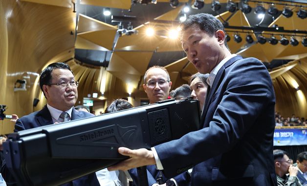 대드론 장비 살펴보는 오세훈 서울시장