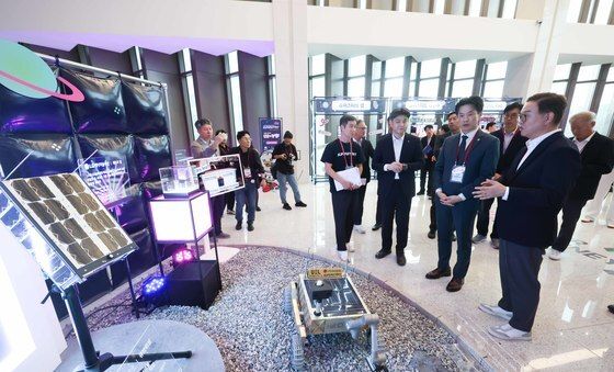 달 탐사로버 살펴보는 정수헌 대표