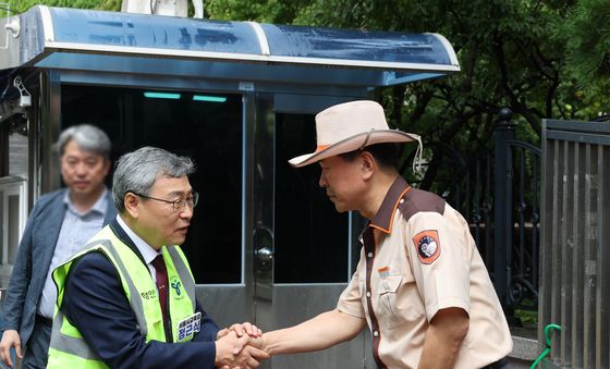 학교보안관과 인사하는 정근식 교육감
