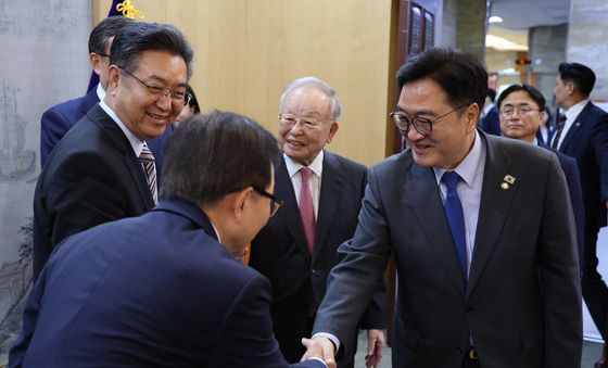 한중경영자회의 참석자들과 인사하는 우원식