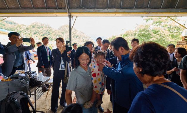 어린이 볼 만지는 이재명 대통령