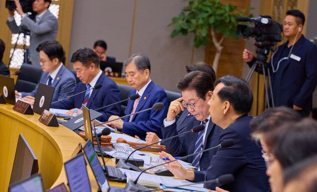 자료 살펴보는 이재명 대통령