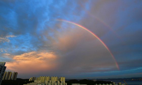 동쪽 하늘에 나타난 쌍무지개