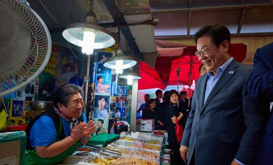 상인과 대화하는 이재명 대통령