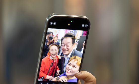 시민들과 기념촬영하는 이재명 대통령