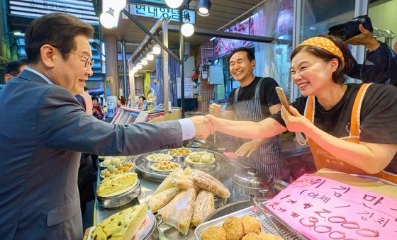 전통시장 방문한 이재명 대통령