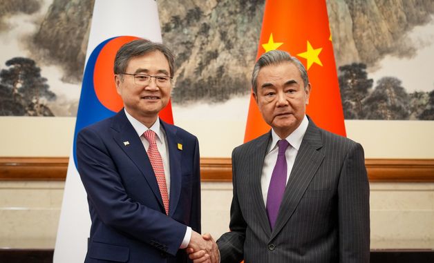 왕이 외교부장과 악수하는 조현 외교부 장관