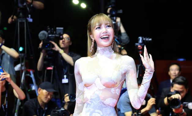 영화 도시 부산 찾은 블랙핑크 리사