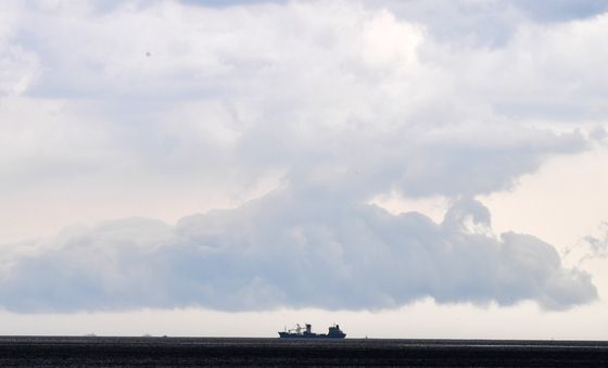 먹구름 몰려온 포항 앞 바다