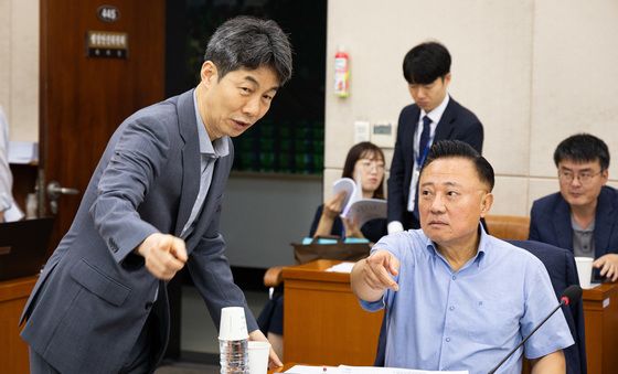 대화 나누는 윤건영·고동진 의원