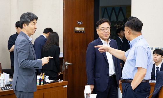 대화 나누는 행안위 여야 간사