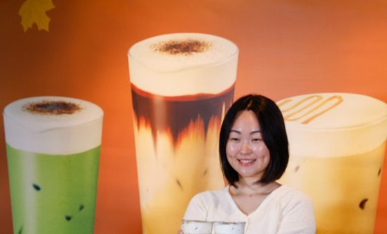 스타벅스, 가을 대표 음료 '블랙 글레이즈드 라떼'의 귀환