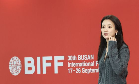 한효주, 부산 밝히는 미모의 심사위원