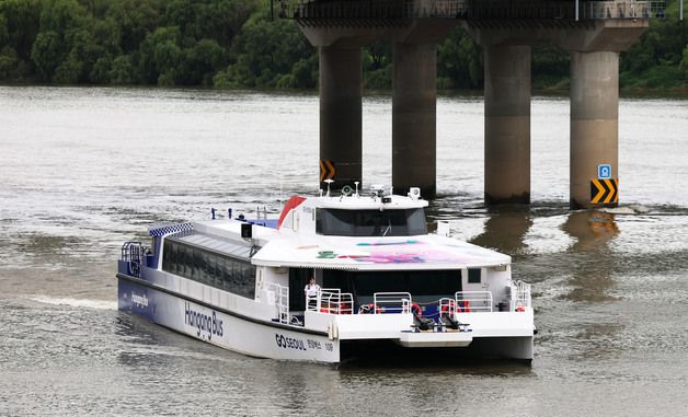 정식 운항 기념 시승식이 시행되는 한강버스