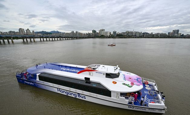 물살 가르는 한강버스 '정식운항'